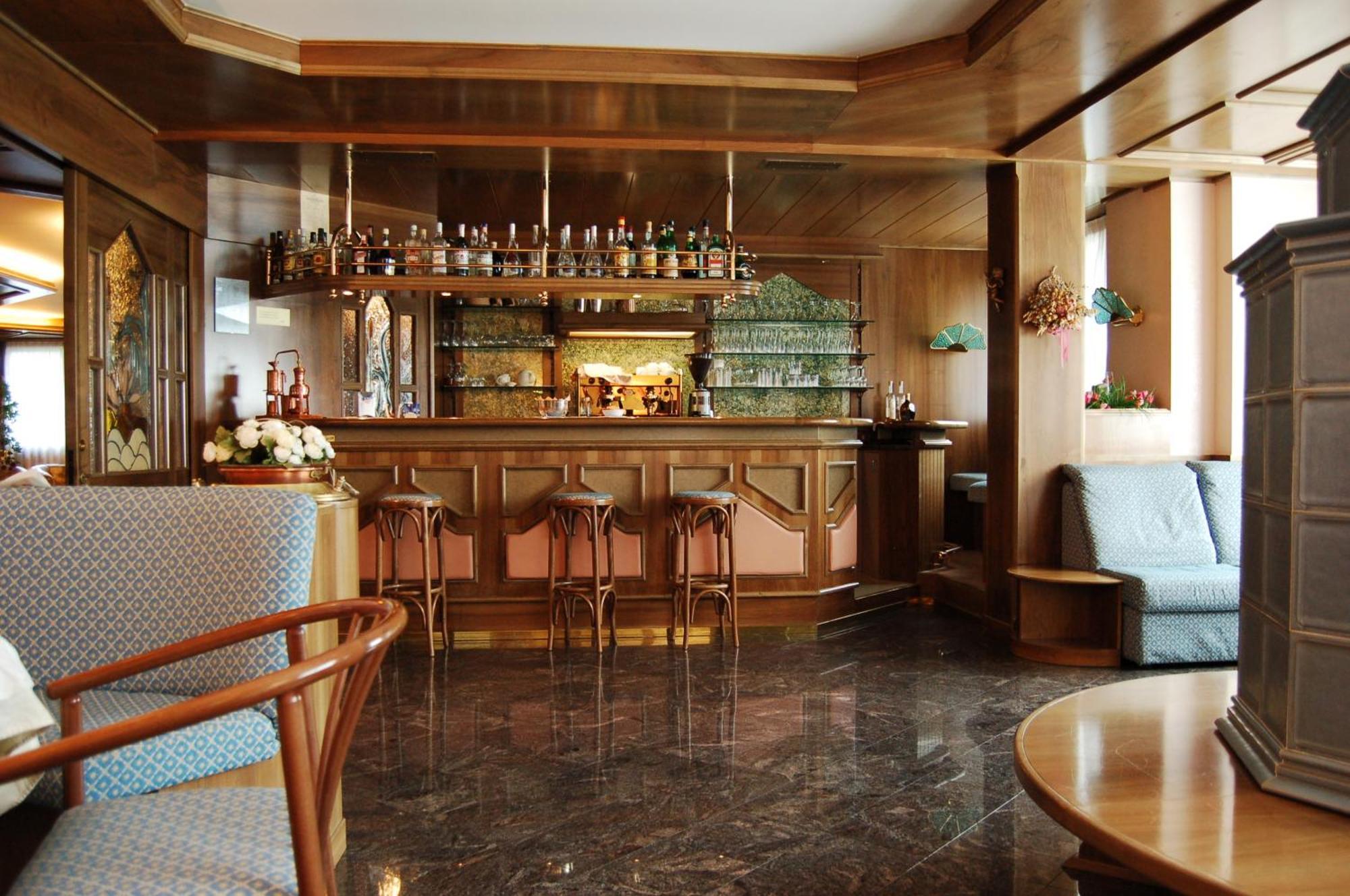 Hotel Quadrifoglio Pinzolo Exterior photo